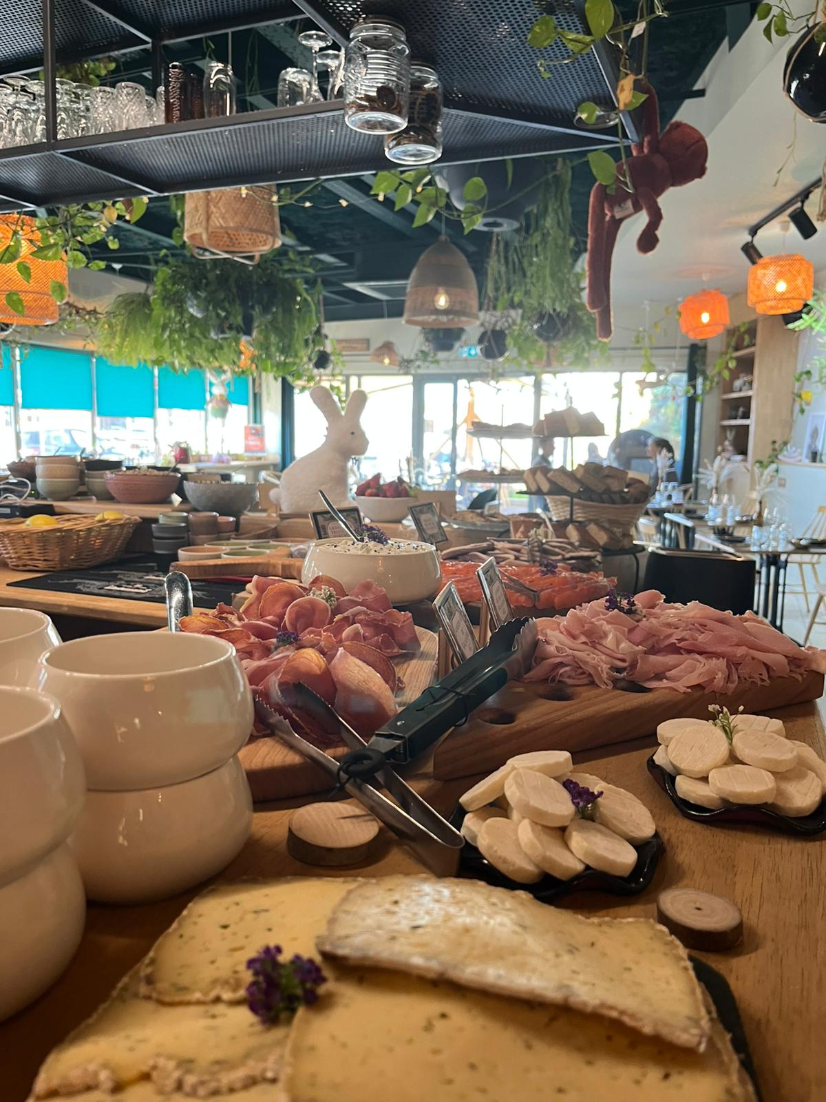 Buffet du restaurant, charcuteries et fromages