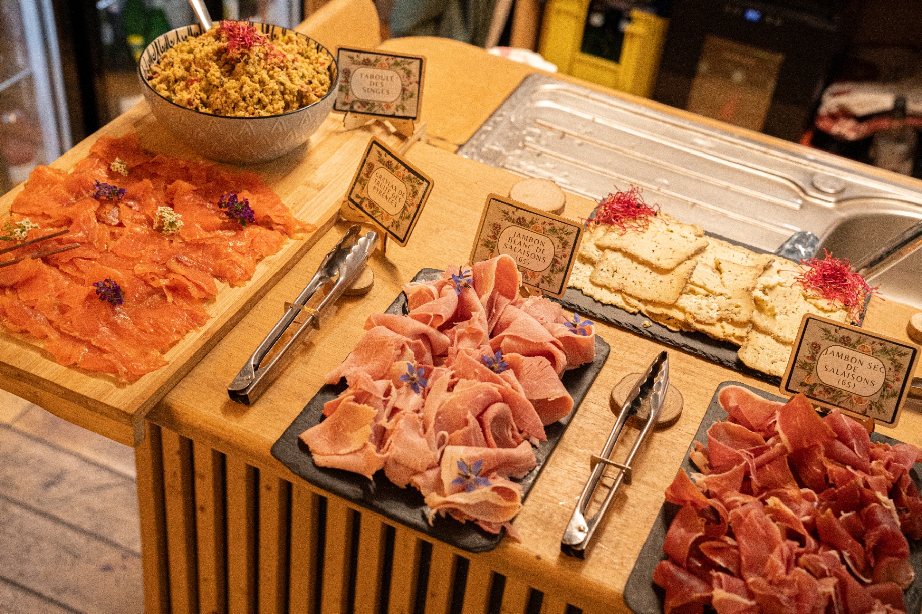 Saumon gravlax et jambons de salaisons