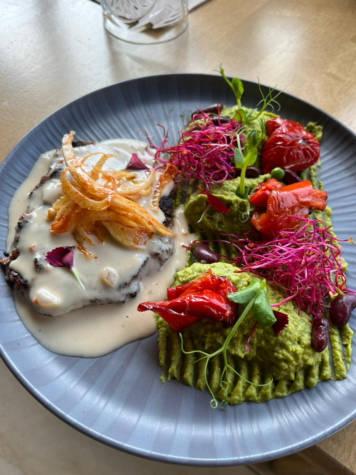 Assiette pesto, poivrons rôtis et graines