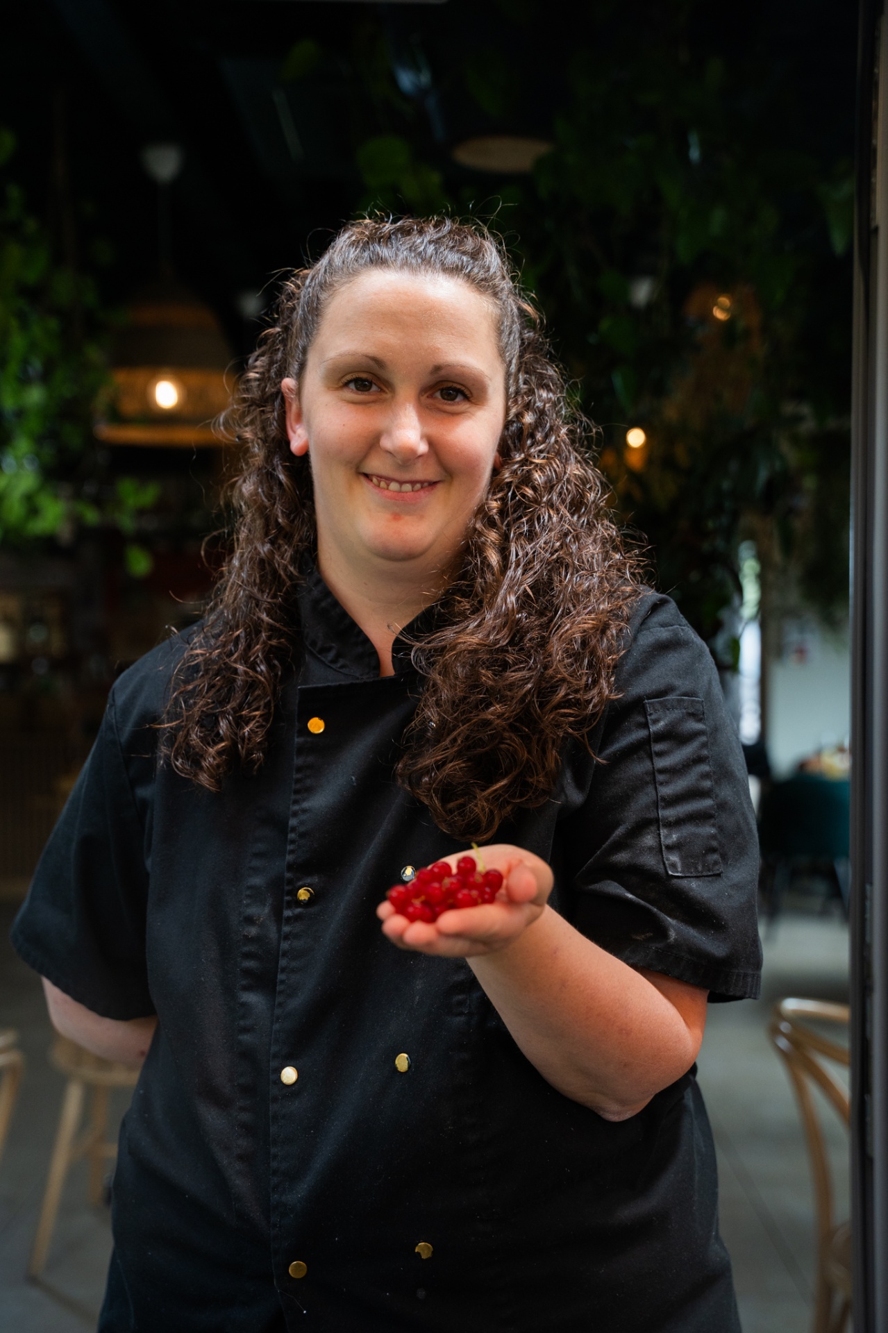 Cheffe pâtissière et fruits rouges