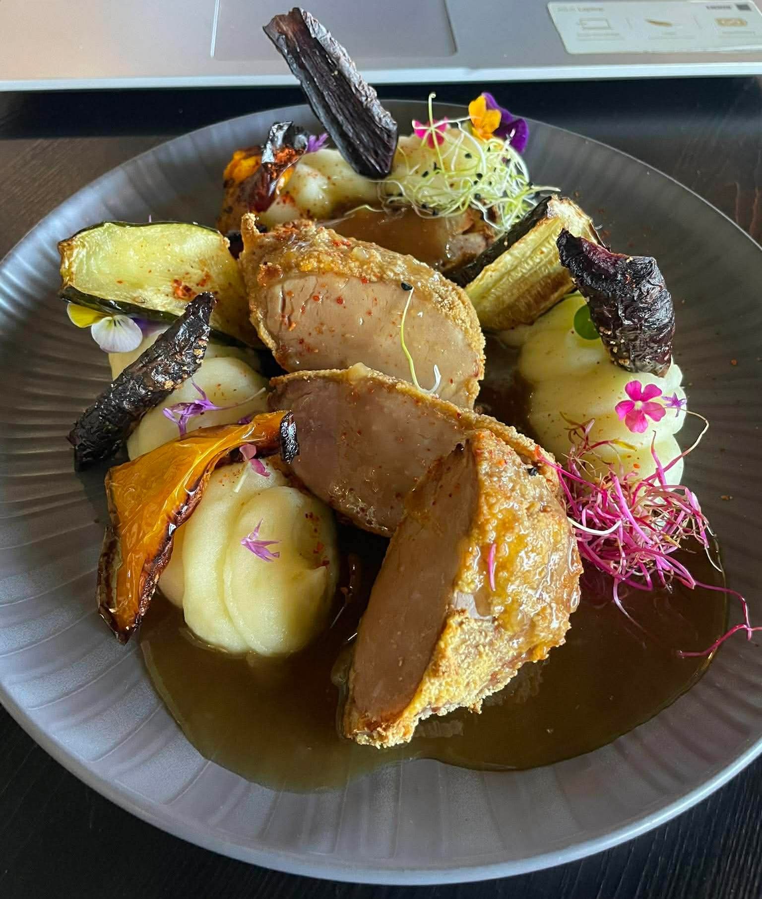 Volaille croustillante, purée et légumes rôtis