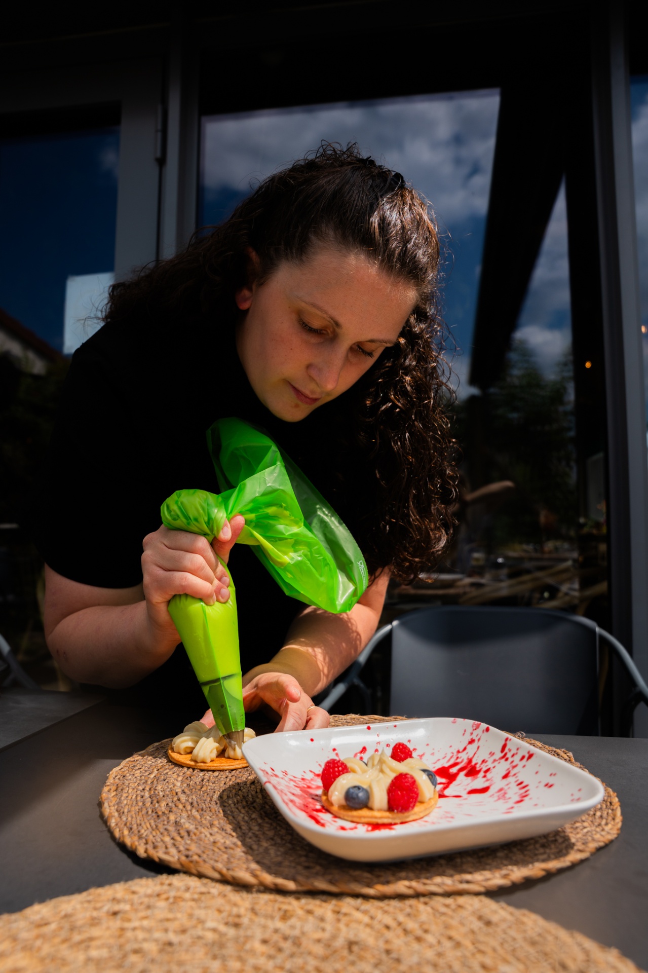 Dressage d'une tartelette aux fruits rouges