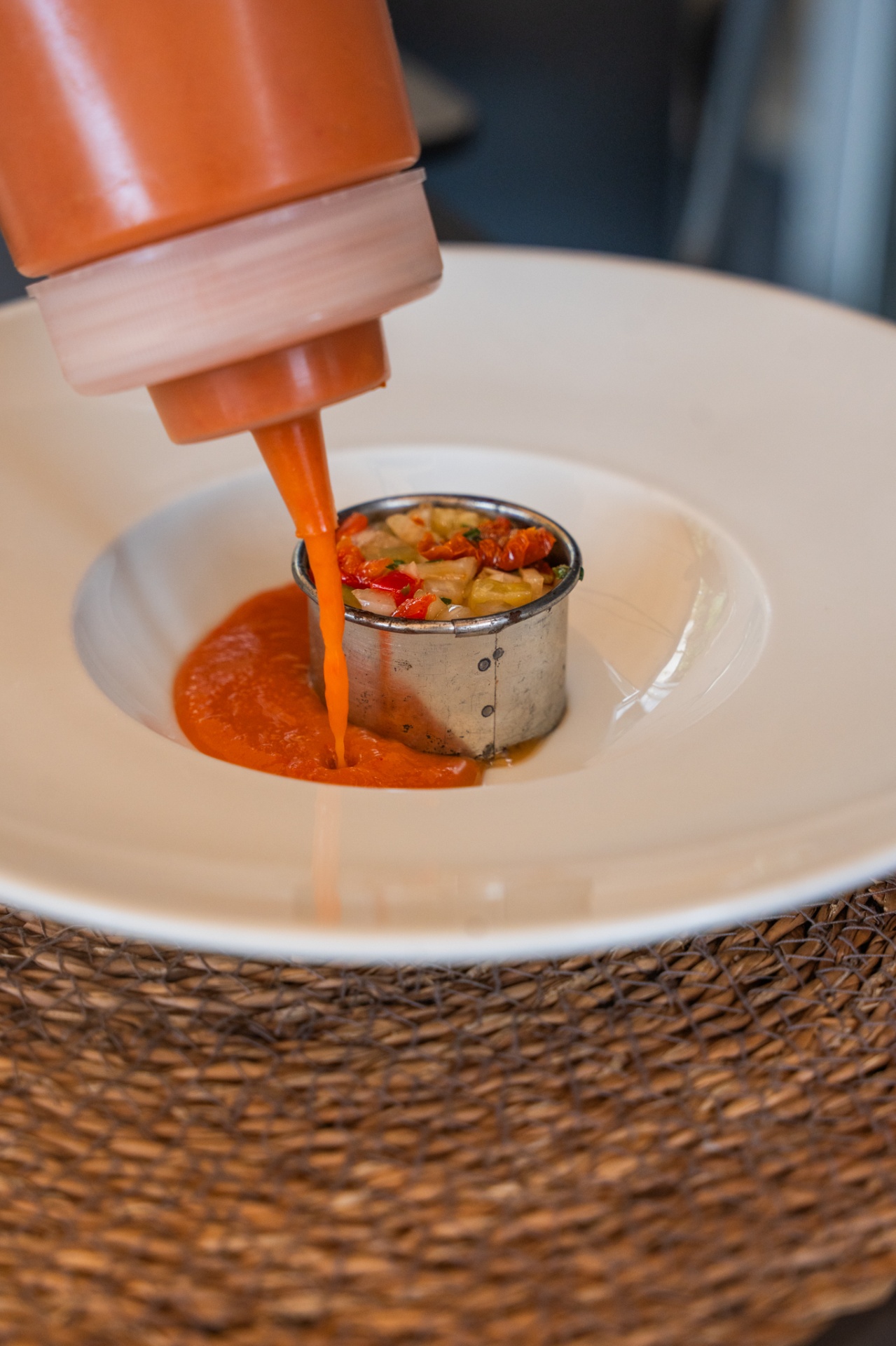 Gaspacho versé sur tartare de légumes