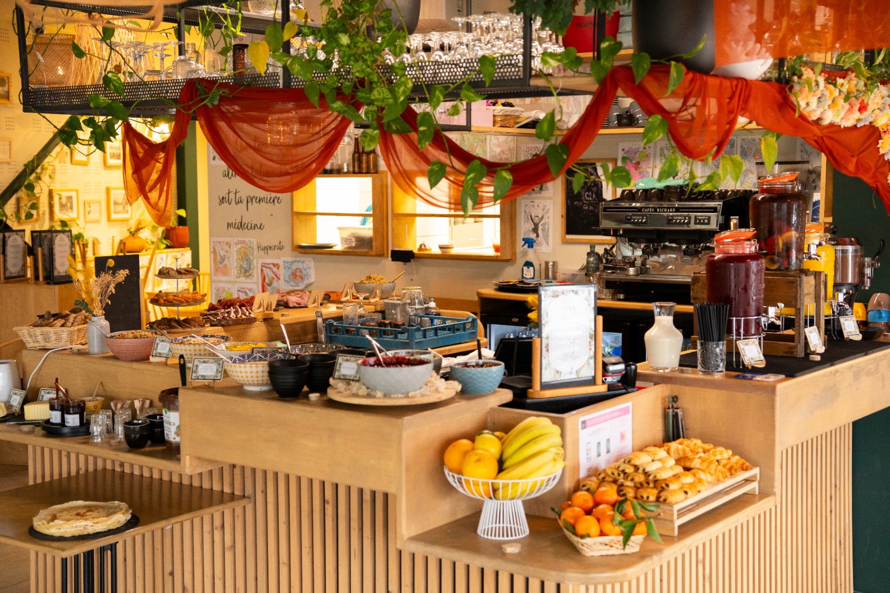 Buffet gourmand : viennoiseries et fruits frais