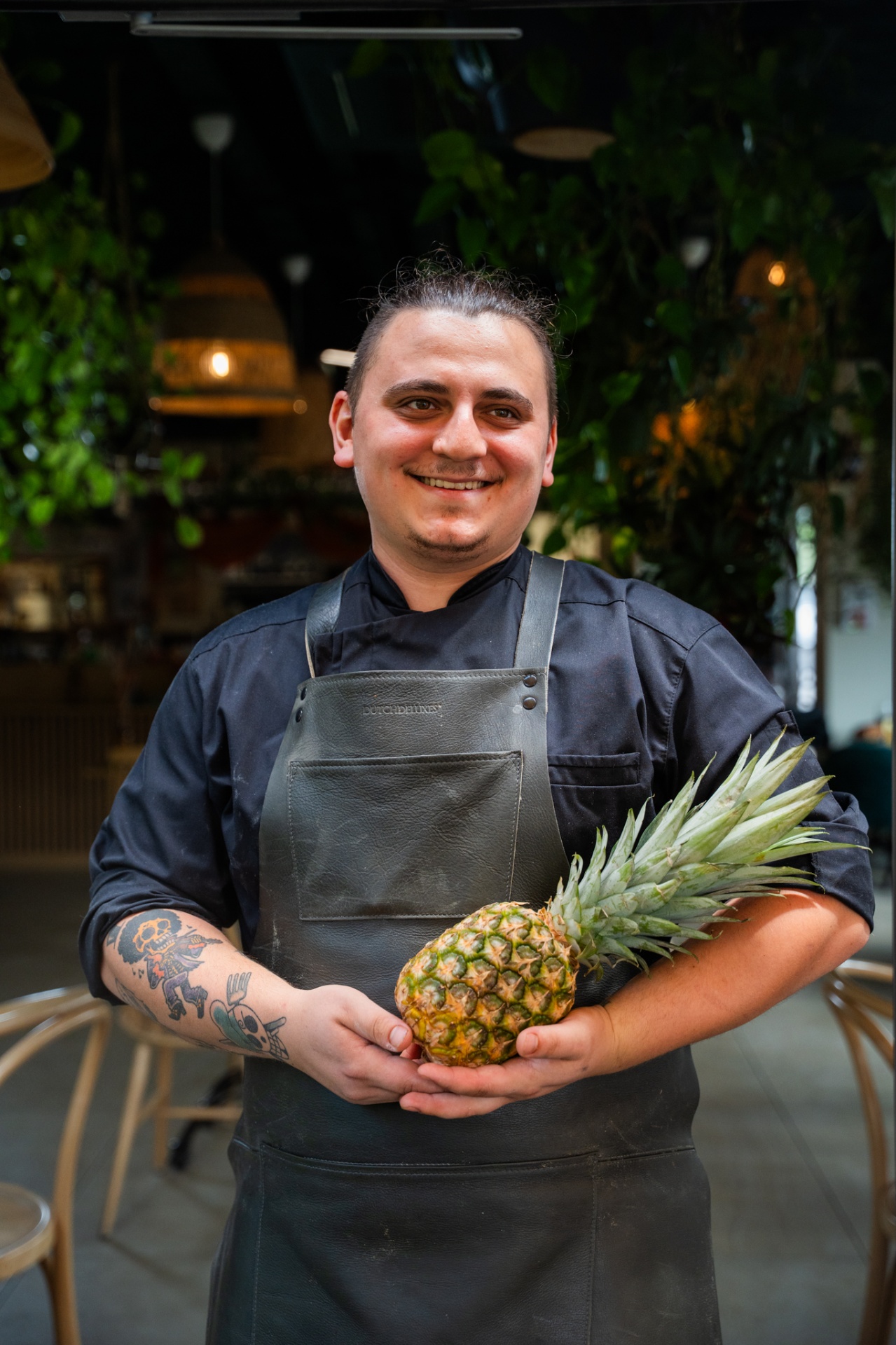 Chef présentant un ananas