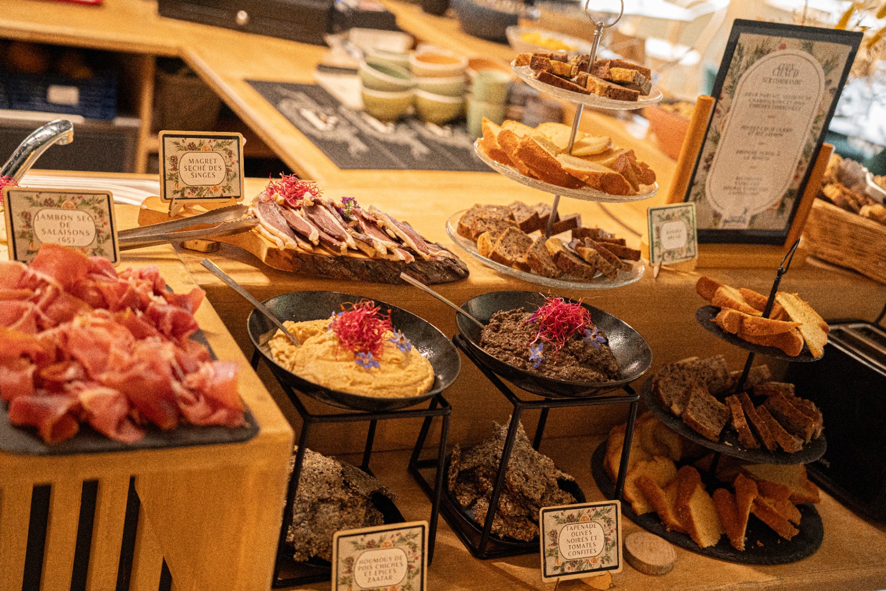 Charcuteries, houmous et tapenade