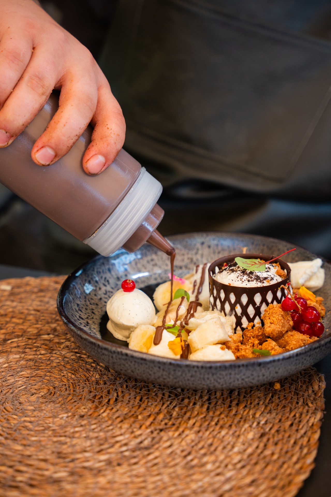 Dessert chocolat, glace vanille et fruits