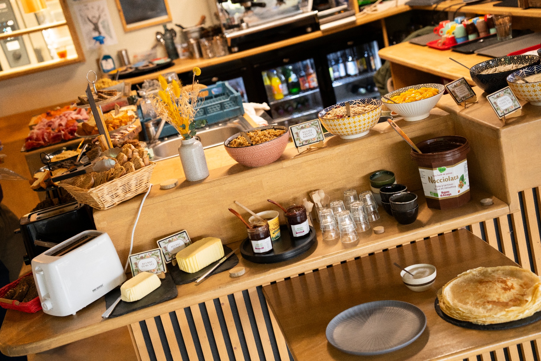 Muesli, confitures et crêpes maison